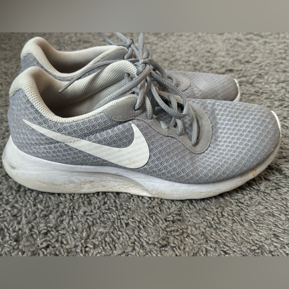 Nike gray and white tennis shoes size 8.5 women’s. Used but in good condition